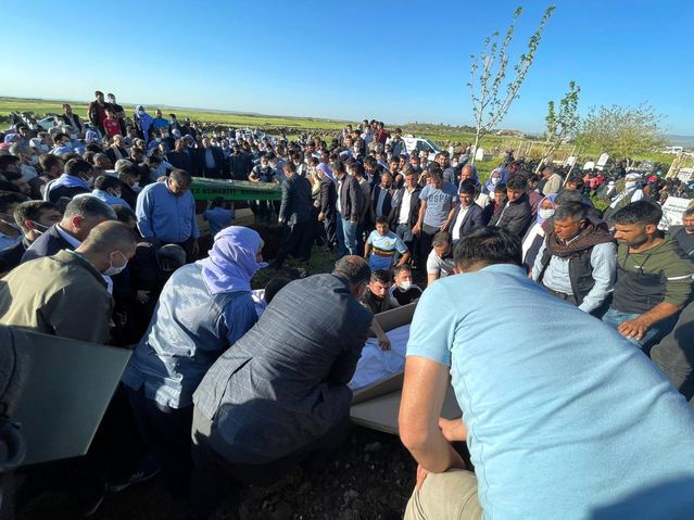 Sulama kanalında boğularak can veren 3 çocuk ağıtlar eşliğinde yan yana defnedildi