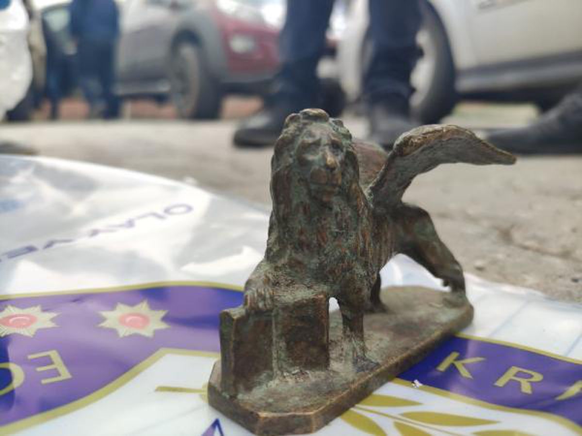 Şüpheli araçtan aslan ve melek figürlü tarihi eserler ele geçti