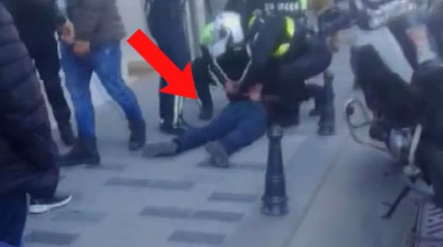 Taksim'de bankaya giren bıçaklı saldırgan, polisler tarafından etkisiz hale getirildi