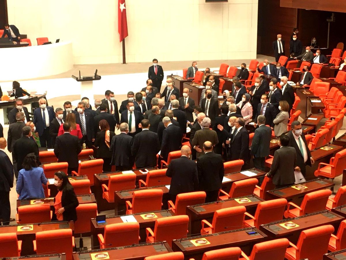 Son dakika haber... TBMM\'de tansiyon yükseldi