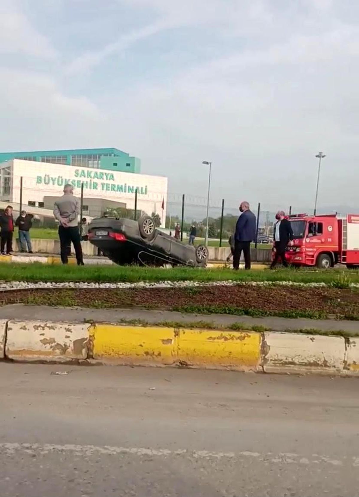 Terminal önünde kontrolden çıkan lüks otomobil takla attı: 1 yaralı
