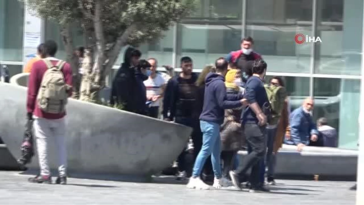 Taksim\'de turistler ile satıcılar arasında tekmeli yumruklu kavga