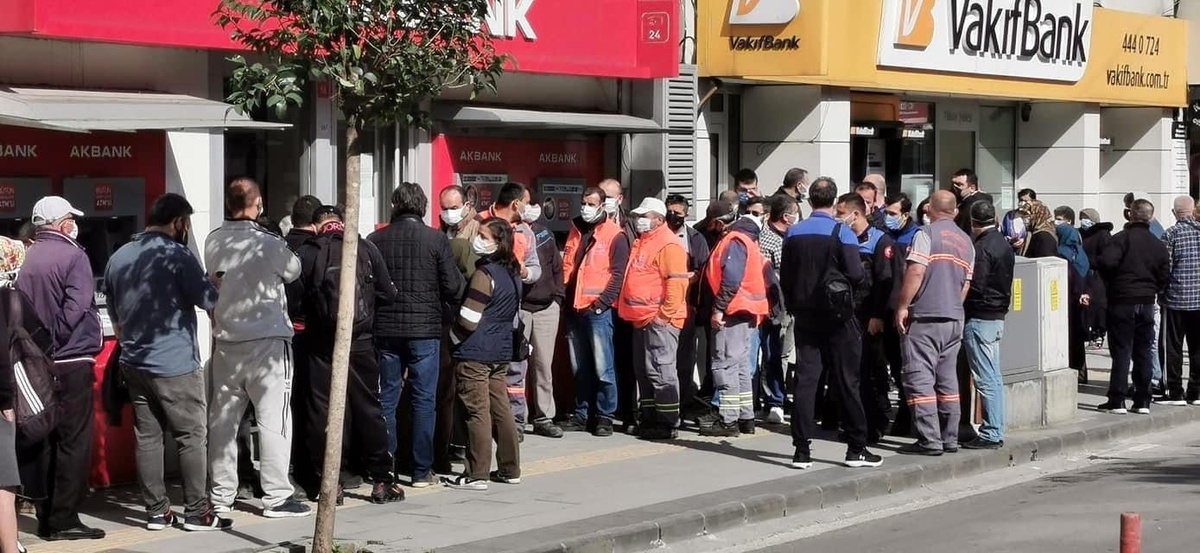 Yalova\'da bankalar önünde kuyruklar uzadı...