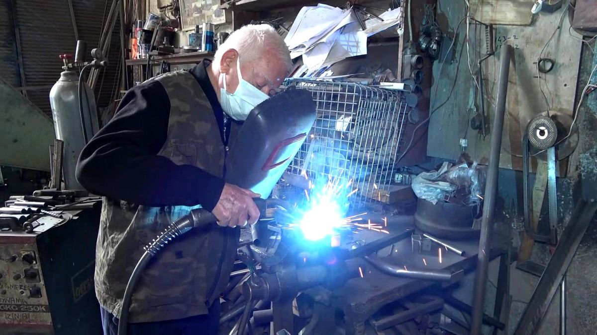 83 yaşındaki emekli öğretmen, dünyaya akıllı masa ihracatı yapıyor