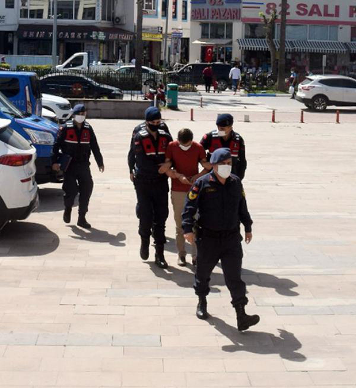 Alkollü sürücü otomobiliyle, kısıtlamada kendisini durdurmak isteyen polise çarptı (2)