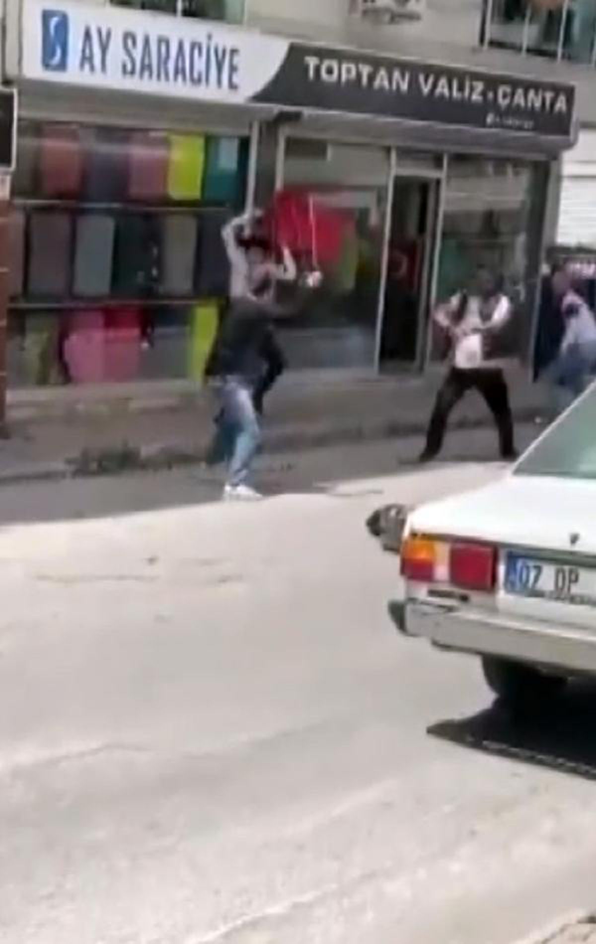 Antalya\'da kaldırım taşlı, sopalı ve bavullu kavga