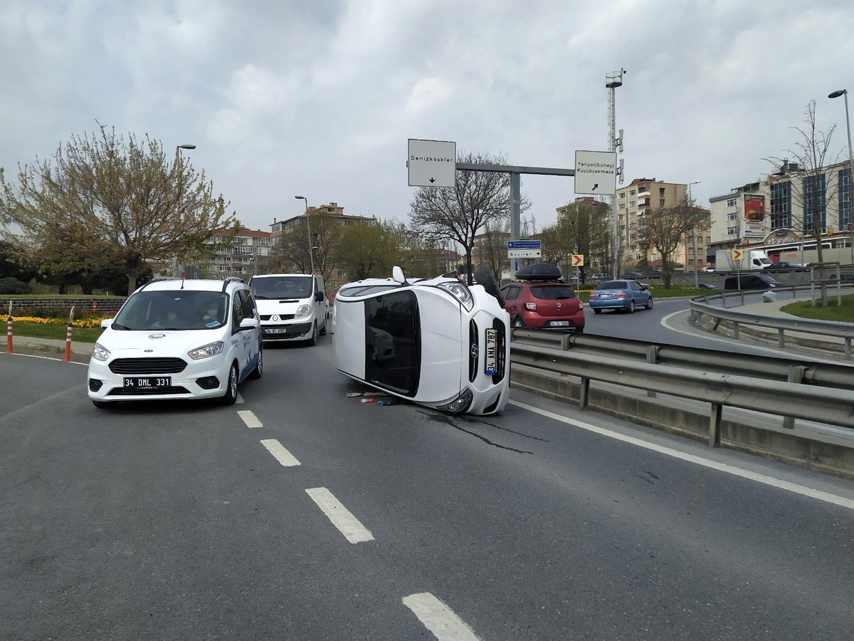 Avcılar\'da bariyerlere çarpan otomobil yattı: 1 yaralı