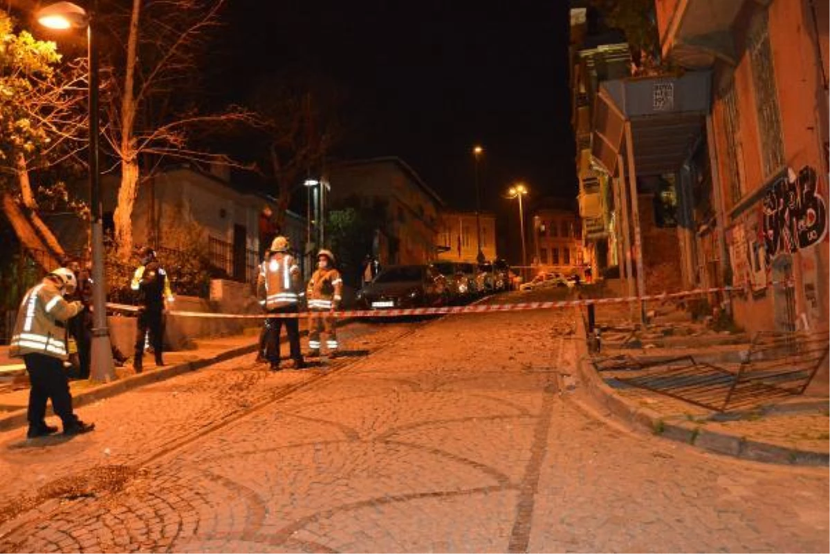 Beşiktaş\'ta metruk binadan düşen molozlar paniğe neden oldu