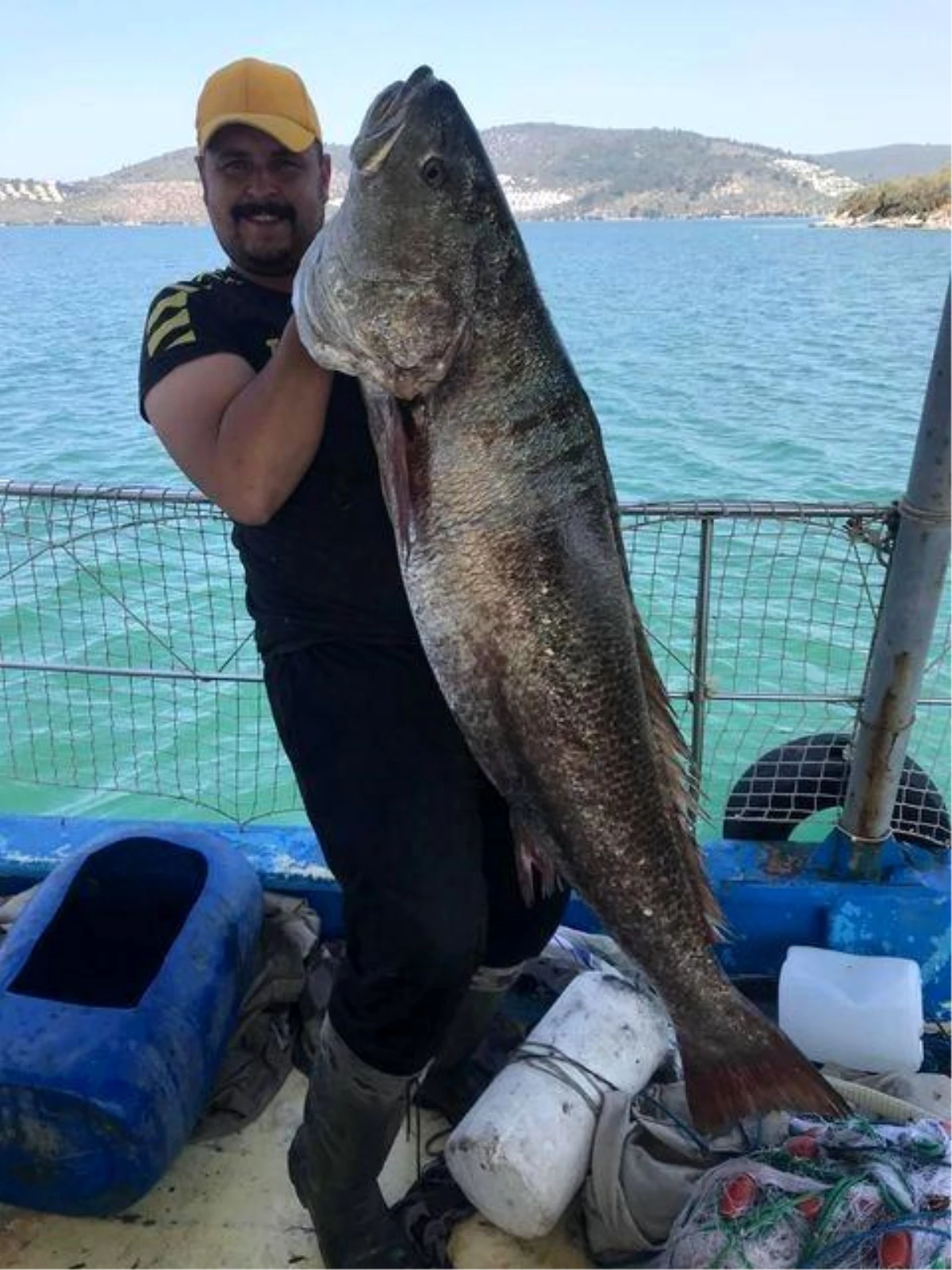 Boyu kadar balıkla böyle poz verdi