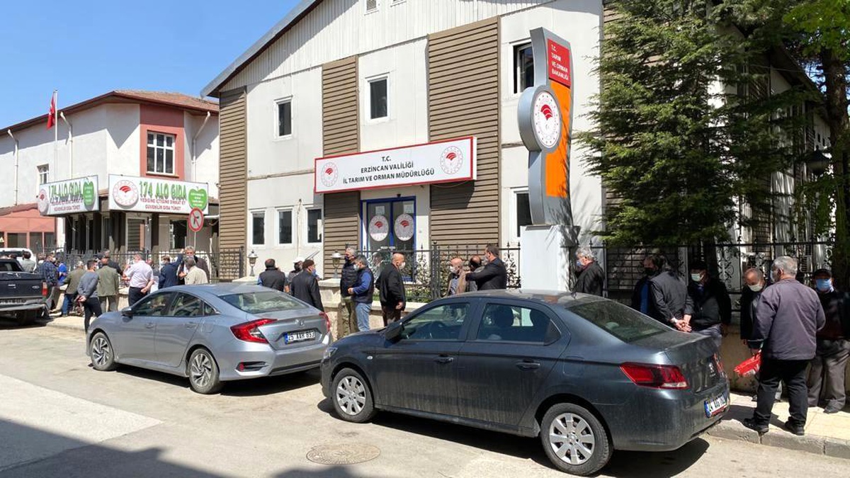 Çiftçiler, izin belgesi için kuyruğa girdi