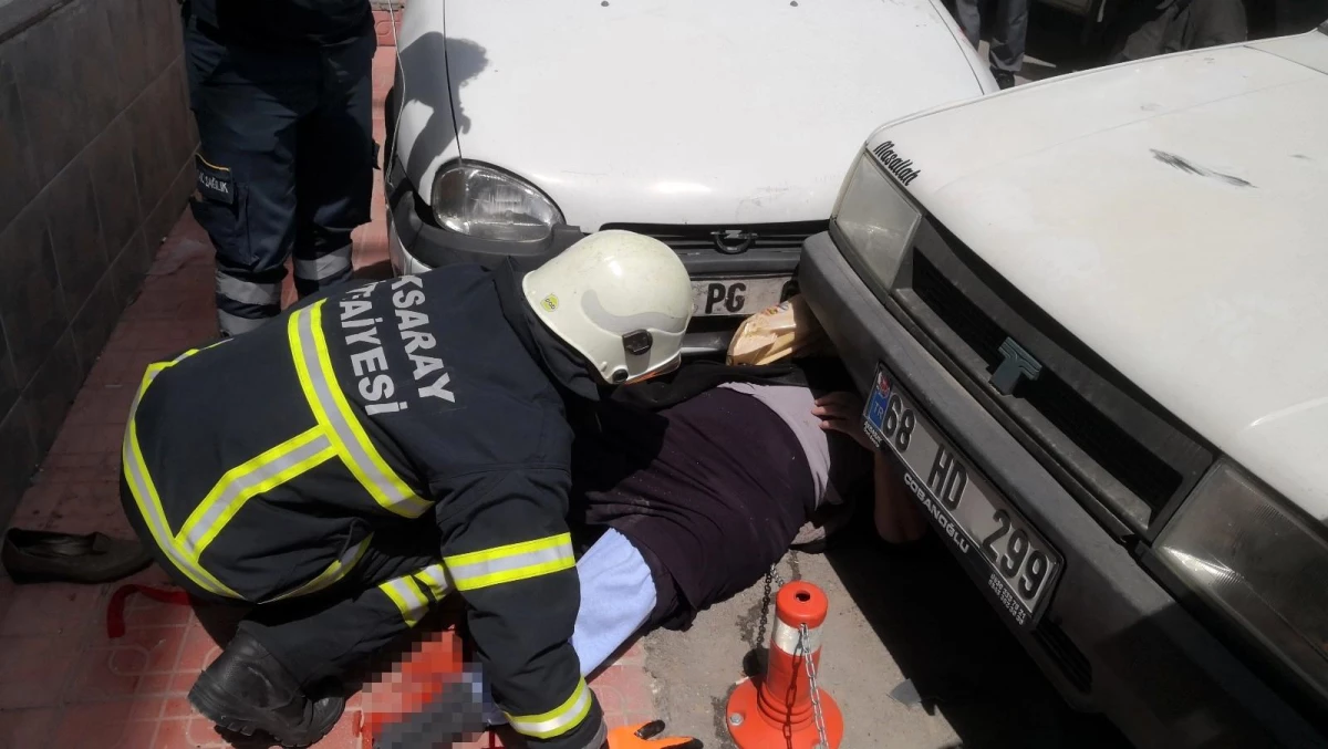 Covid-19 testi pozitif çıkan yaşlı kadına ambulanstan inerken otomobil çarptı...Otomobilin altında kalan kadını ekipler kurtardı