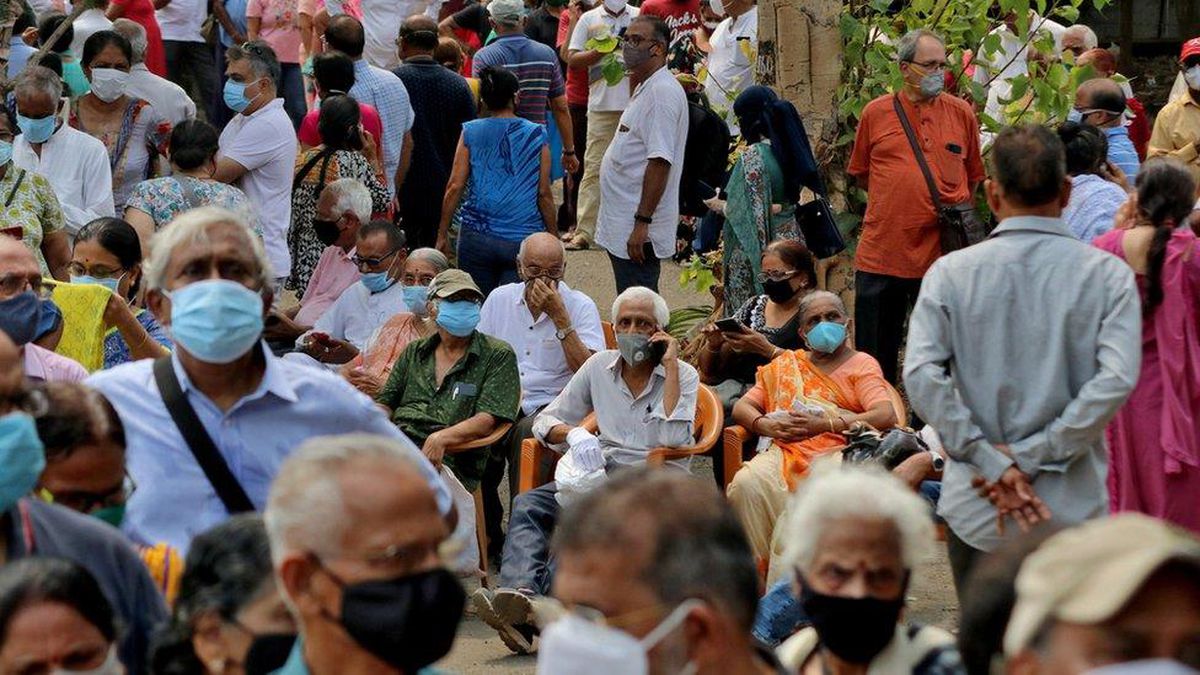 Covid aşısı: Bilim insanlarından İngiltere ve diğer zengin ülkelere \'Aşılarınızı Hindistan\'la paylaşın\' çağrısı