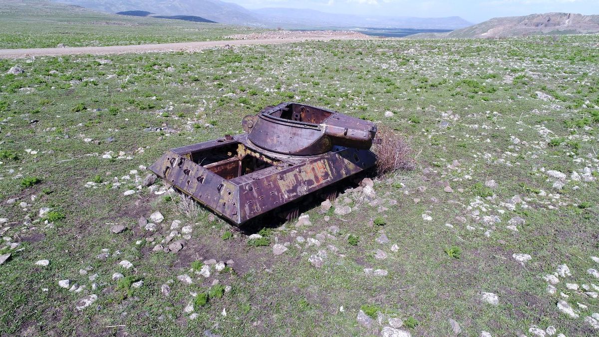 Dağ eteğindeki 70 yıllık tanklara doğa sahip çıkıyor