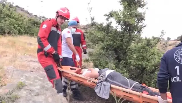 Doğa yürüyüşünde bacağı kırılan kadını itfaiye ve sağlık ekipleri kurtardı