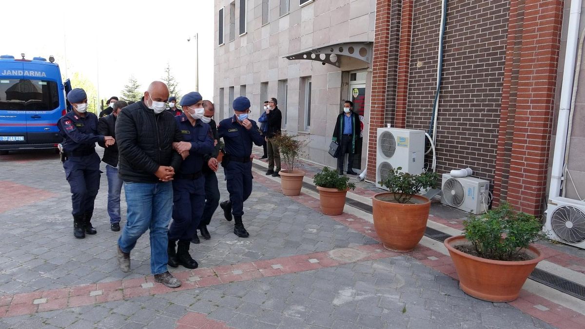 Ellerindeki tarihi eserleri satmak isterken jandarmaya yakalandılar
