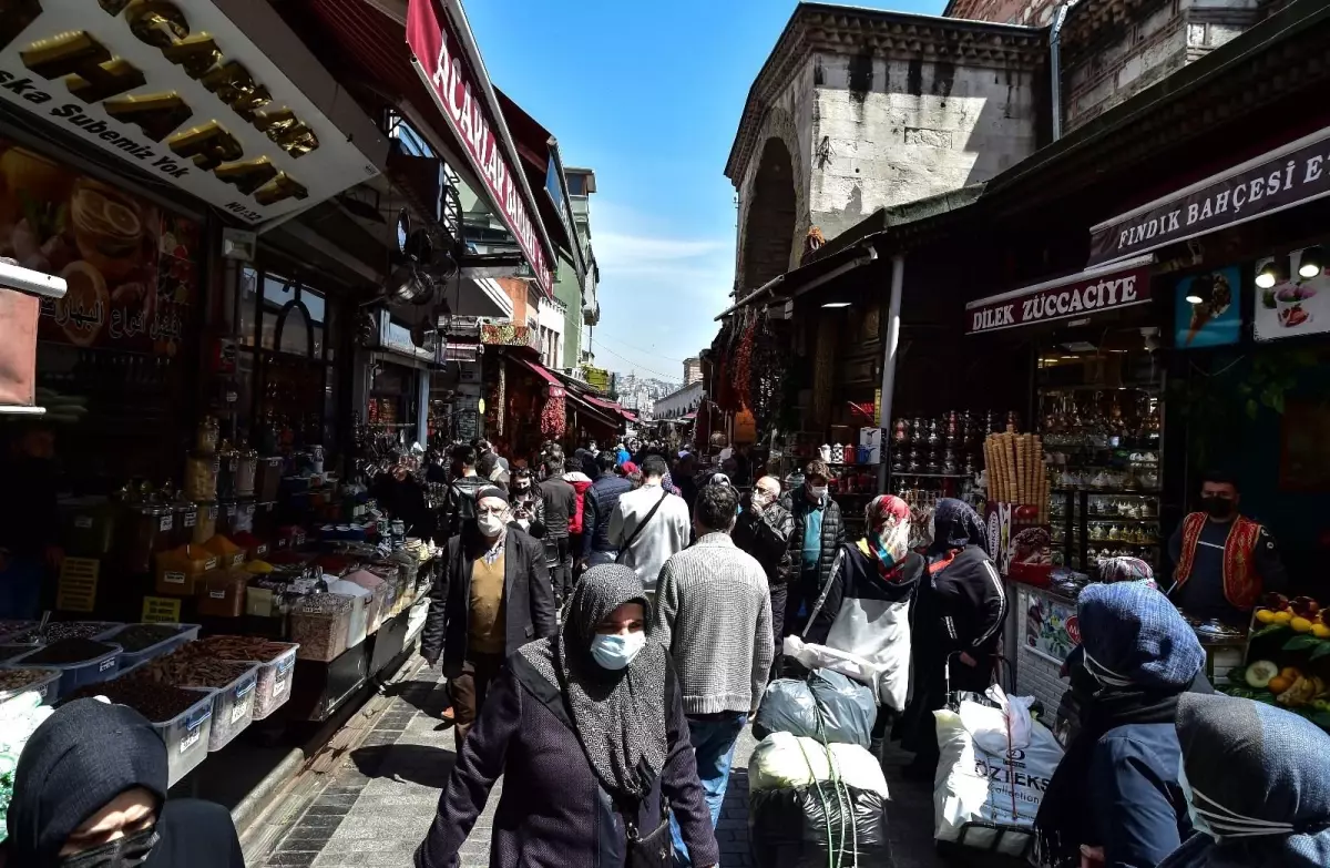 Eminönü\'nde kapanma öncesi alışveriş hareketliliği