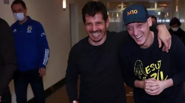 Emre Belözoğlu, forma bekleyen Mesut Özil'le açık konuştu: Bu sezon seni kullanmayı düşünmüyorum Emre Belözoğlu, forma bekleyen Mesut Özil'le açık konuştu: Bu sezon seni kullanmayı düşünmüyorum