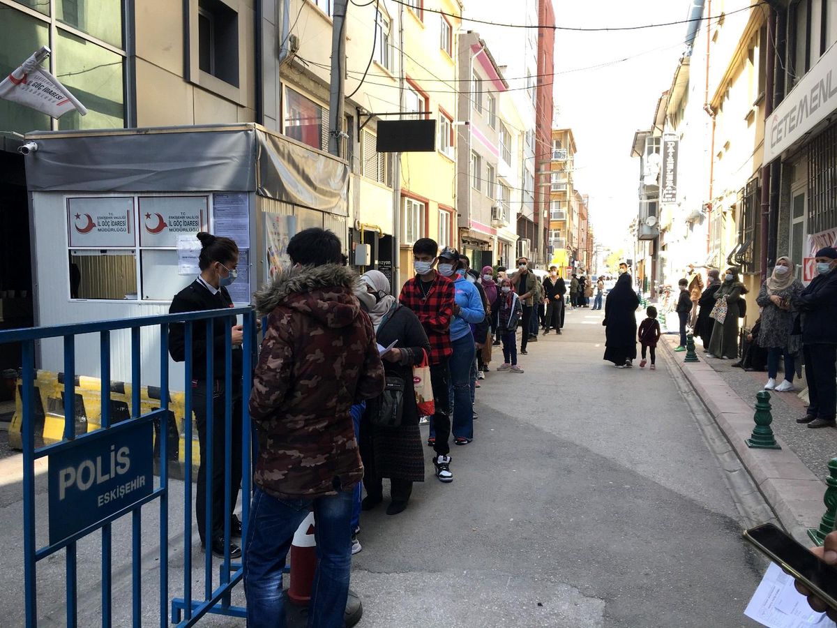 Eskişehir\'de uzun göçmen kuyruğu