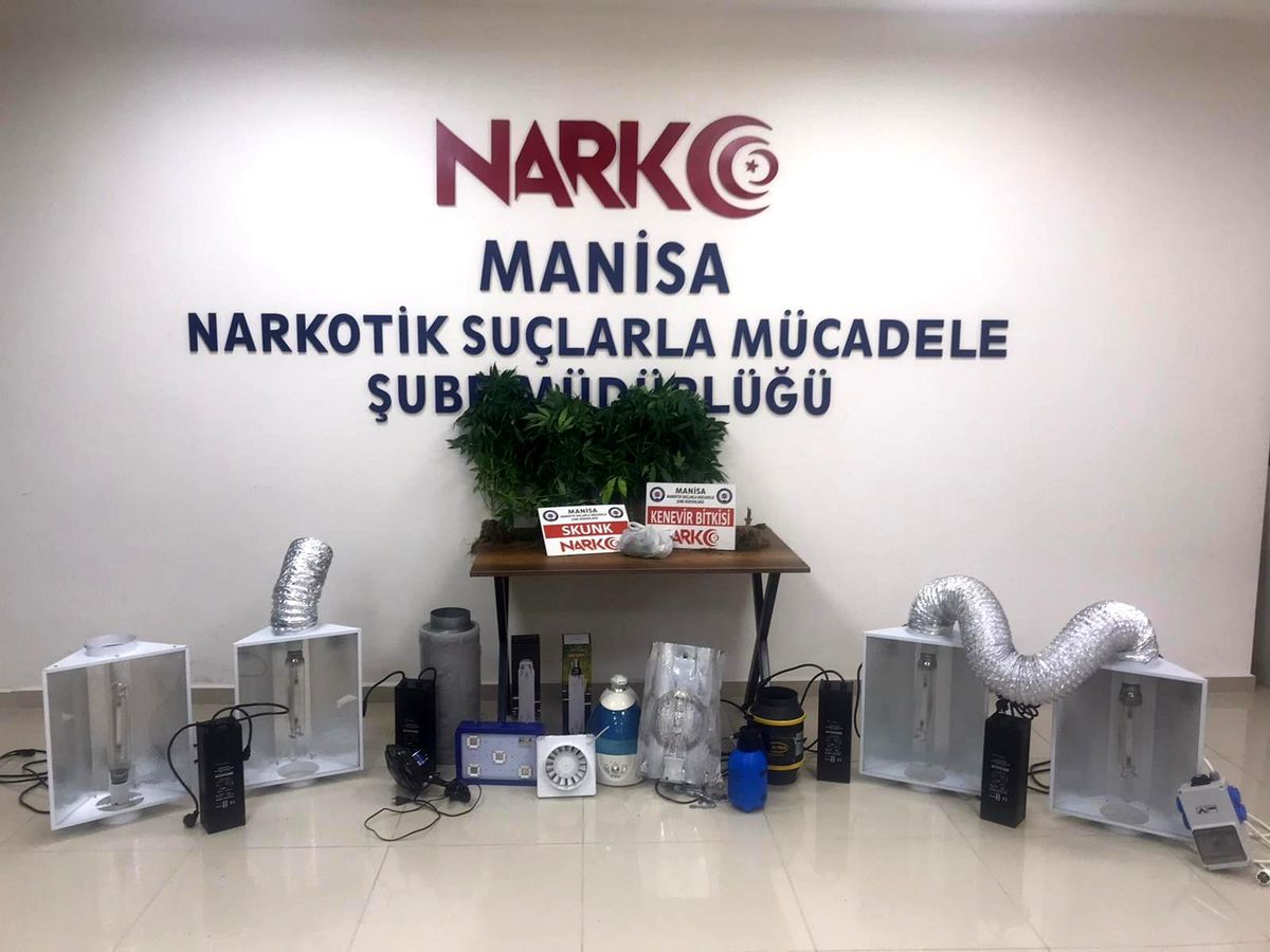 Evini uyuşturucu imalathanesine çevirmiş