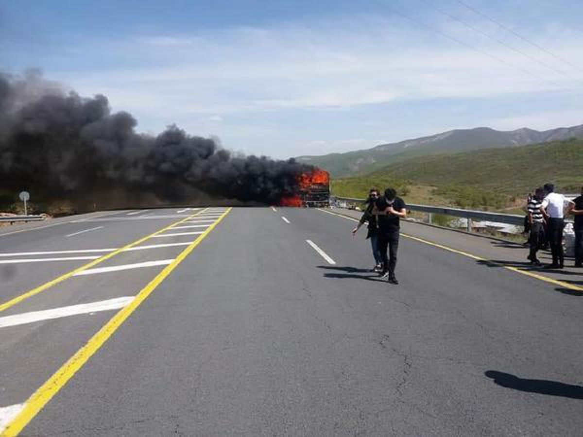 Hareket halindeyken alev alan yolcu otobüsü, demir yığınına döndü (2)