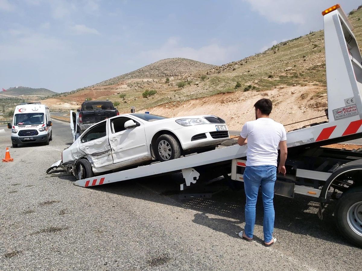 Hurdaya dönen araçlardan yara almadan kurtuldular