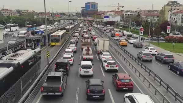 İstanbul'da trafik yoğunluğu; saat 18.00'de yüzde 78 (1)