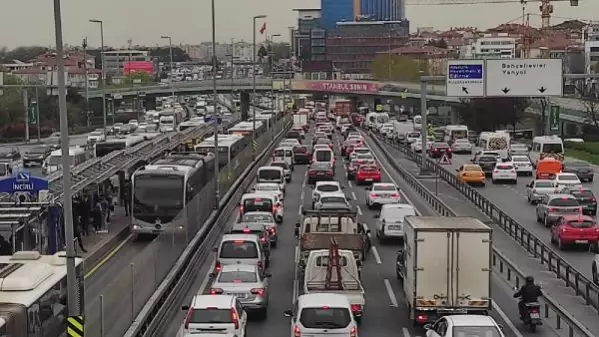 İstanbul'da trafik yoğunluğu; saat 18.00'de yüzde 78 (1)