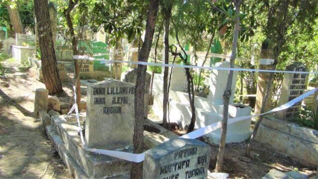 Kabristanda usulsüz satış! İçinde cenaze bulunan mezara 3 kişi daha gömülmüş Kabristanda usulsüz satış! İçinde cenaze bulunan mezara 3 kişi daha gömülmüş