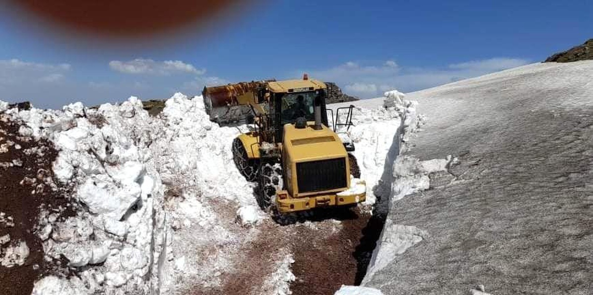Kışın kardan kapanan mezra yolu açılıyor