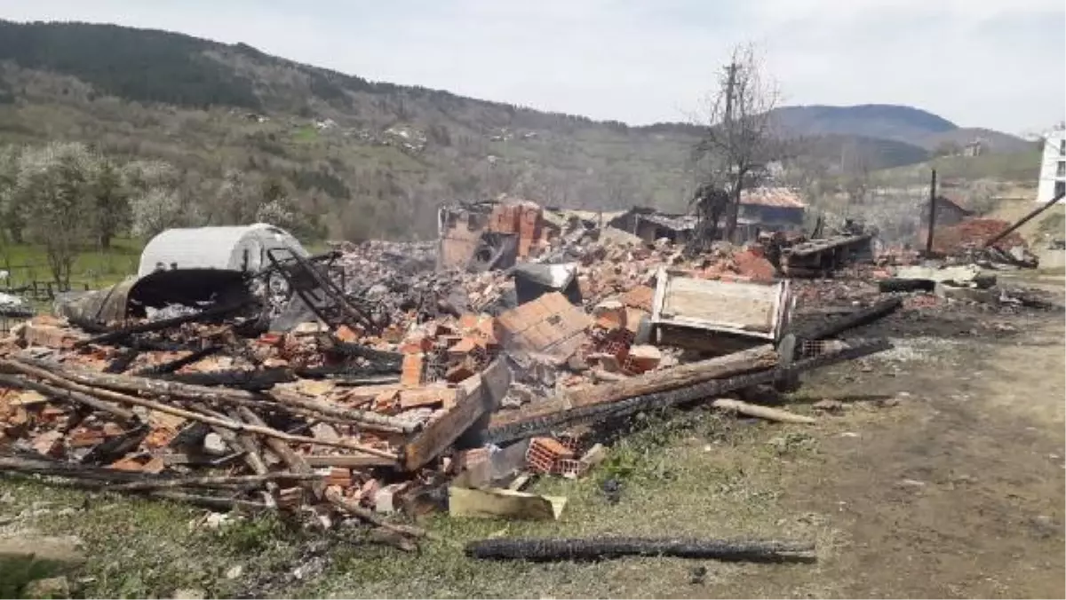 kızın cansız bedenleri, yanan evden çıkarıldı