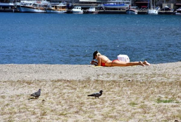 Tam kapanma öncesi denizin keyfini çıkardılar