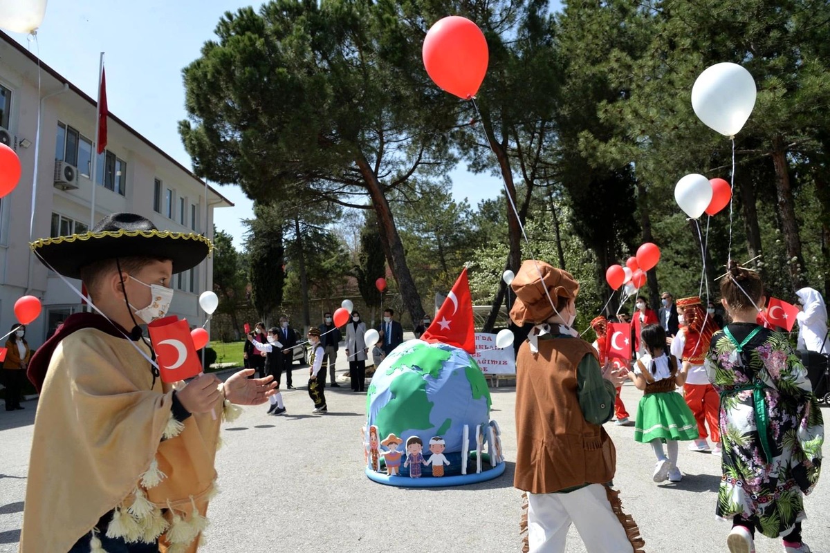Miniklerin farklı ülkelerin kıyafetlerini giyerek yaptıkları gösteri mest etti