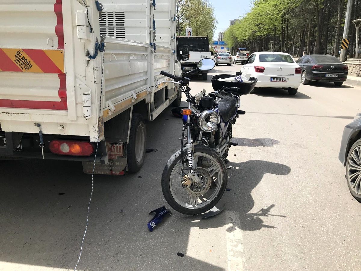Motosiklet, kamyonete çarptı: 2 yaralı
