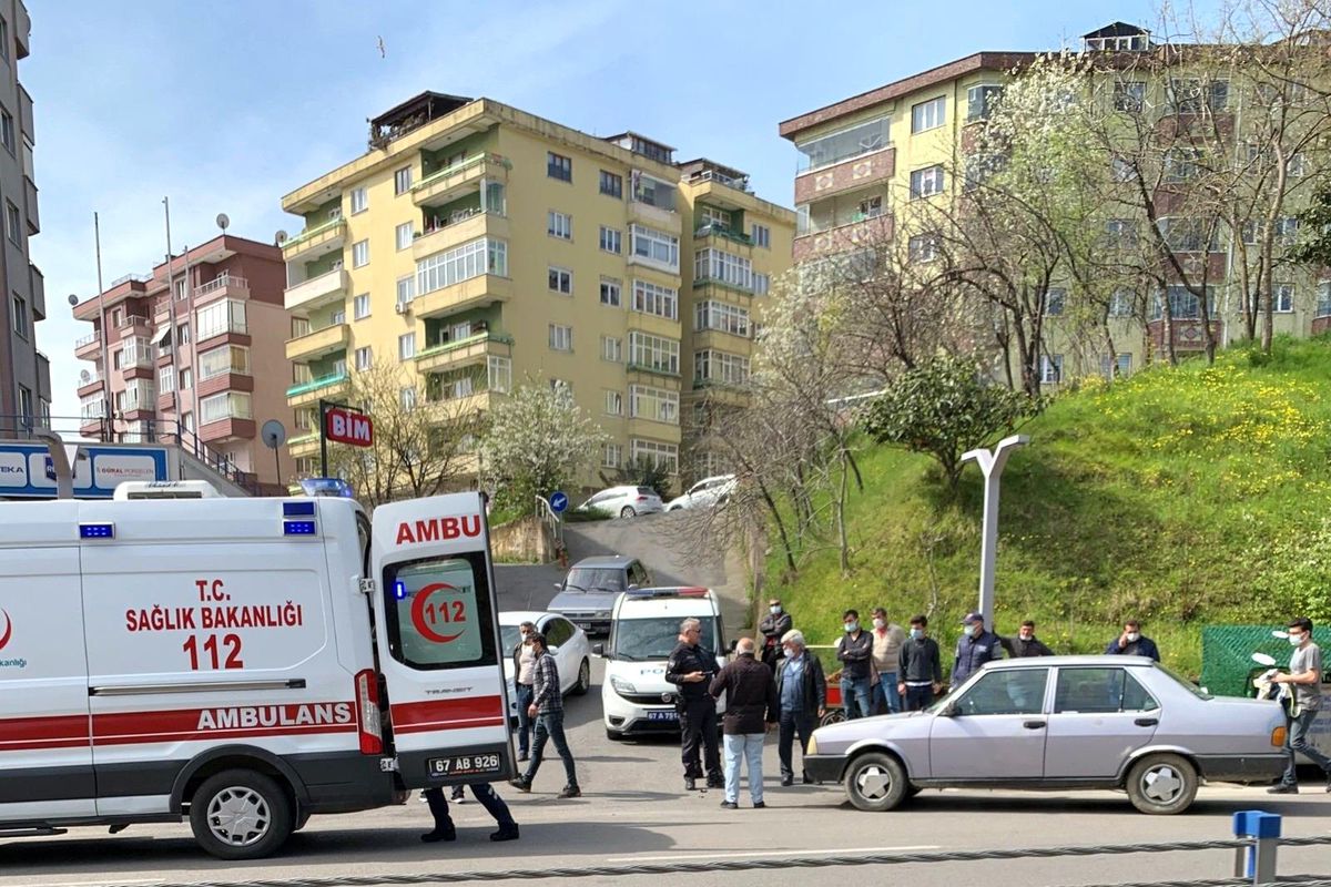 Motosiklet sürücüsü kaldırıma çarparak yaralandı