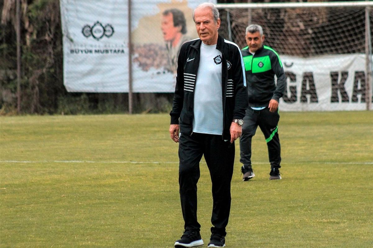Mustafa Denizli, Altay\'da ilk antrenmanına çıktı