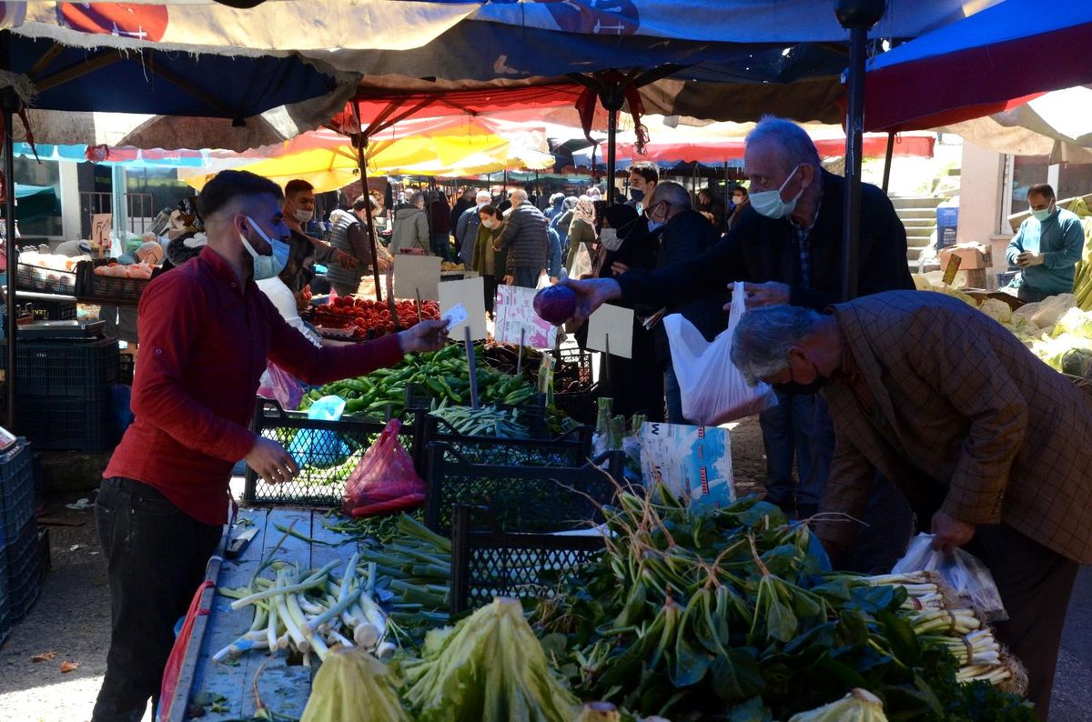 Ordu\'da kısıtlama öncesi semt pazarlarında yoğunluk