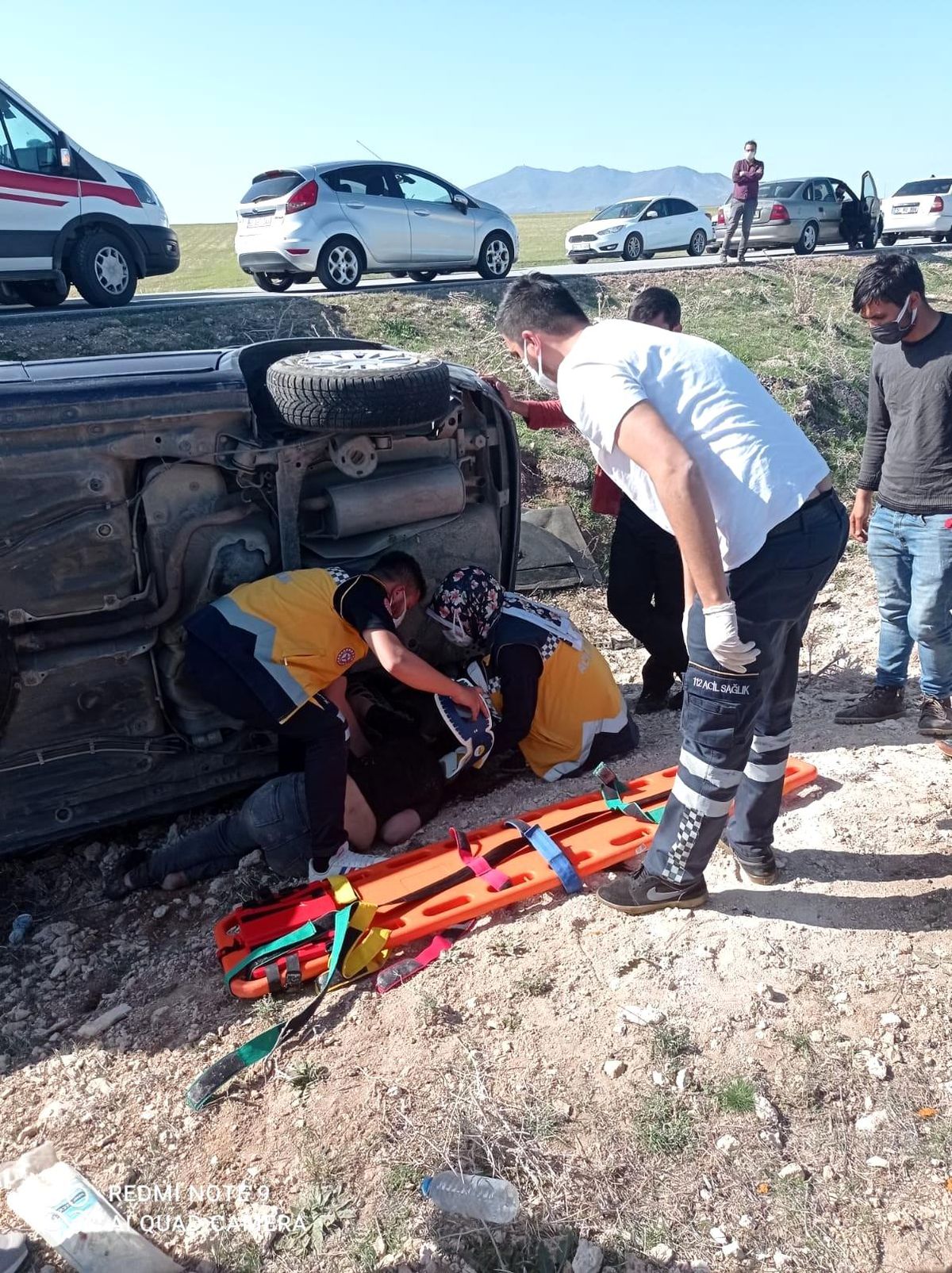 Otomobil şarampole devrildi: 1 ölü, 2 yaralı