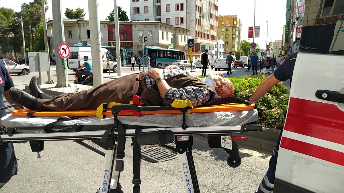 Otomobilin çarptığı yaşlı adama vatandaşlar müdahale etti