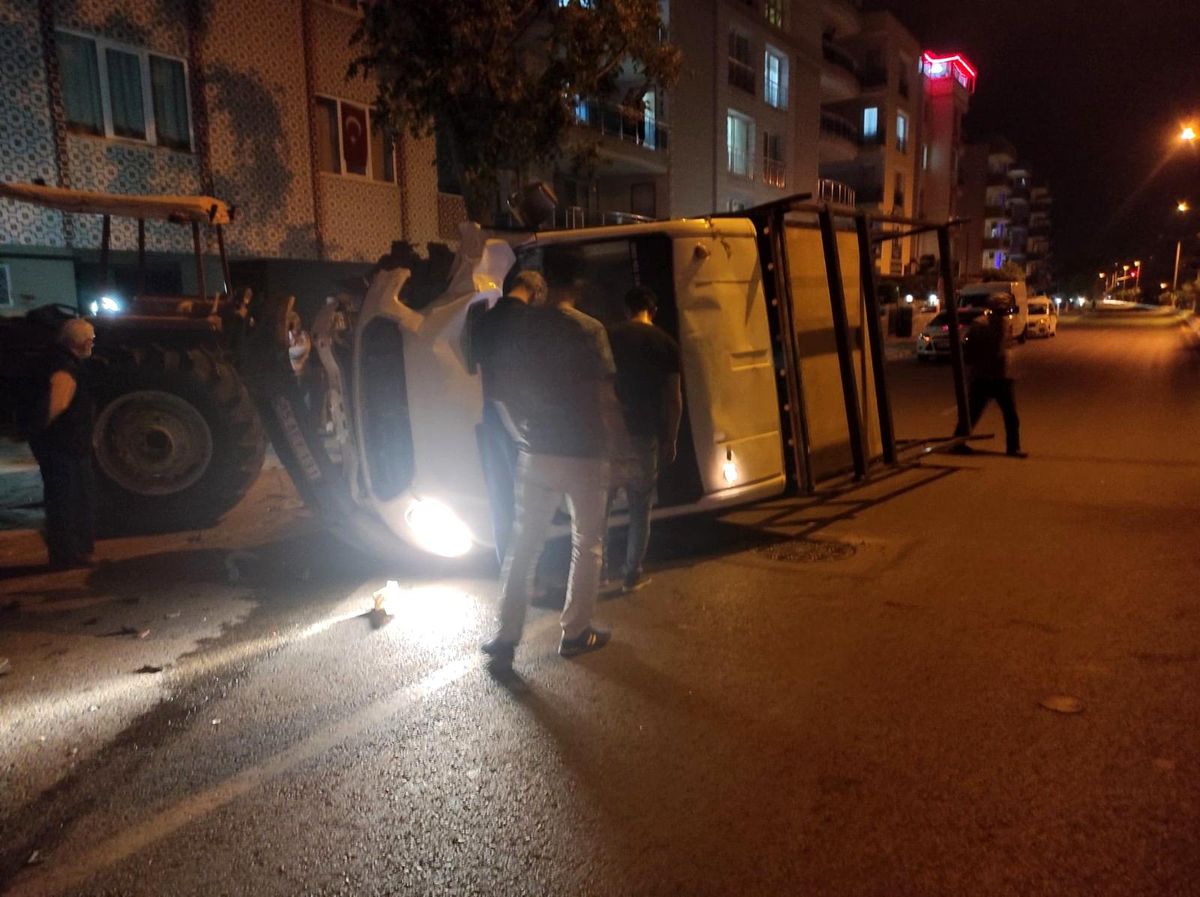 Park halindeki traktöre çarparak takla attı