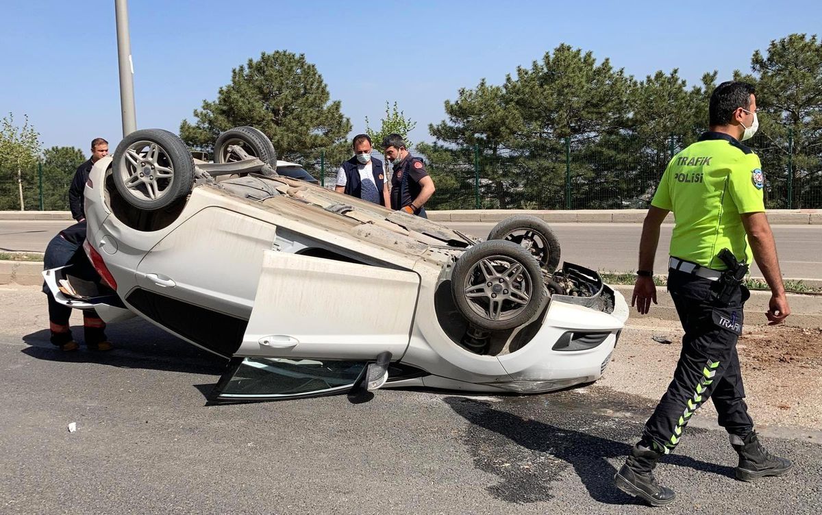 Refüje çarpan otomobil ters döndü: 2 yaralı