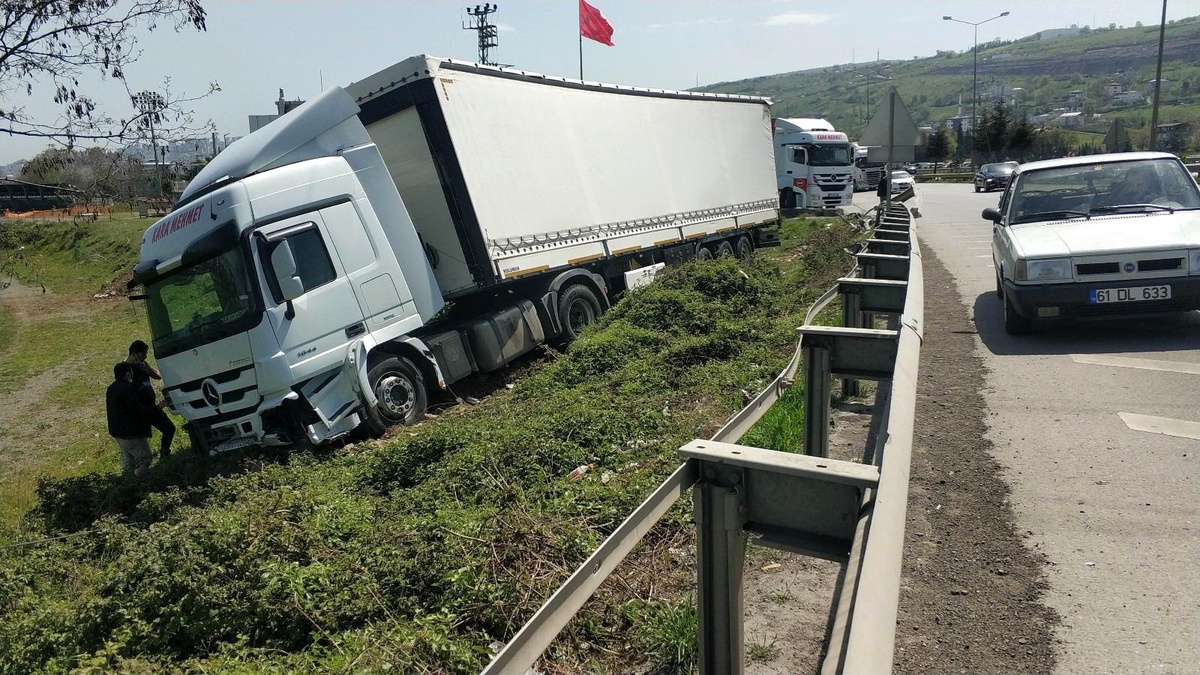 Samsun\'da tır yoldan çıktı, faciadan dönüldü