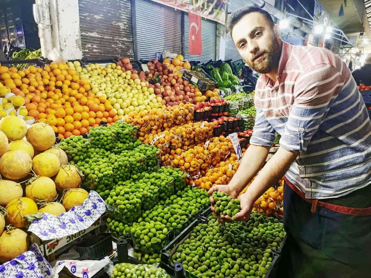 Sezonun ilk kayısı çağlaları pazarlarda yerini aldı