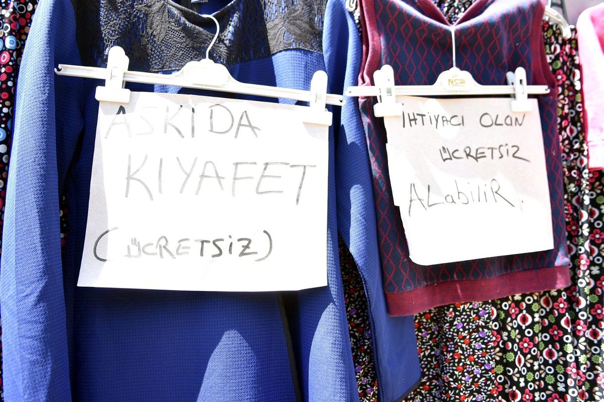 Siverekli esnaftan askıda kıyafet uygulaması