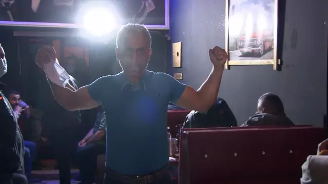 Hiç akıllanmayacağız! Baskın anında kamerayı görünce pişkince böyle poz verdi Hiç akıllanmayacağız! Baskın anında kamerayı görünce pişkince böyle poz verdi