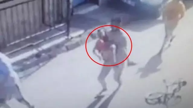 Sokak ortasında çocuk vurdular! Ailelerin kavgasında olan günahsıza oldu Sokak ortasında çocuk vurdular! Ailelerin kavgasında olan günahsıza oldu