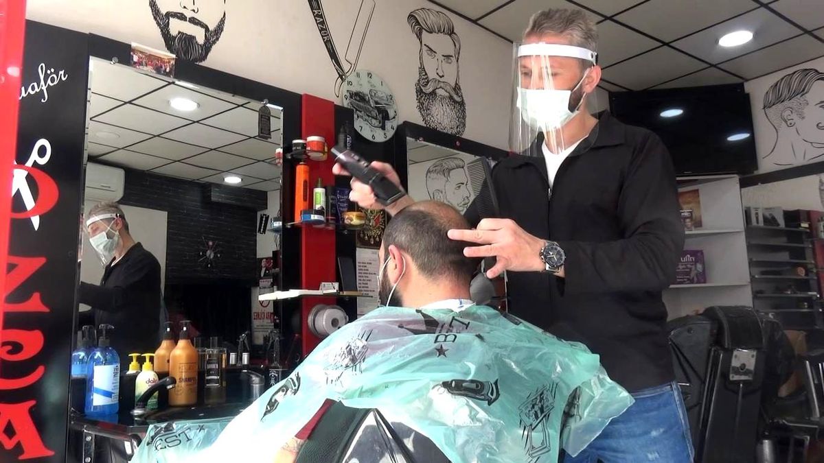 Tam kapanma öncesi berberlerde yoğun mesai