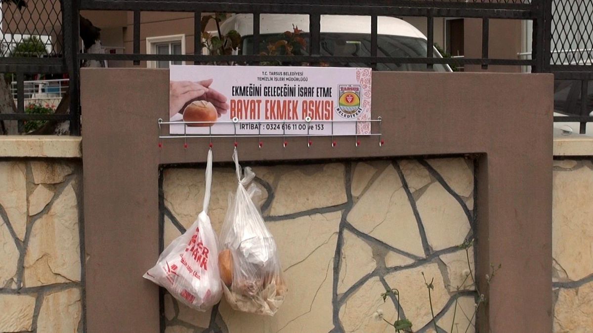 Tarsus\'ta askıda toplanacak bayat ekmekler can dostlara mama olacak