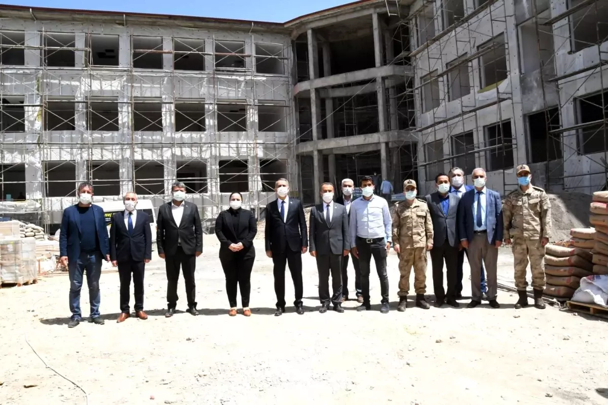 Vali Çuhadar, Besni\'de okul inşaatlarını inceledi