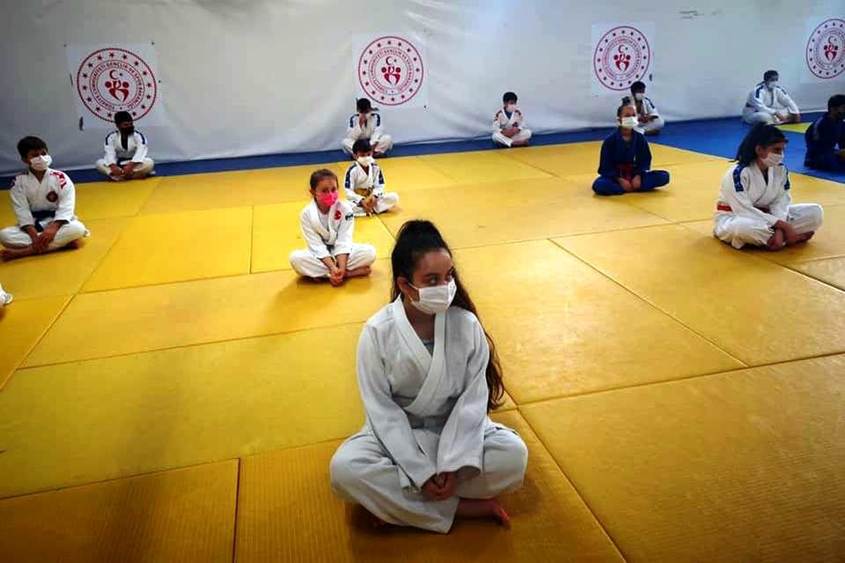 Yunusemre Belediyespor\'da judo sporcuları kuşak sınavı heyecanı yaşadı