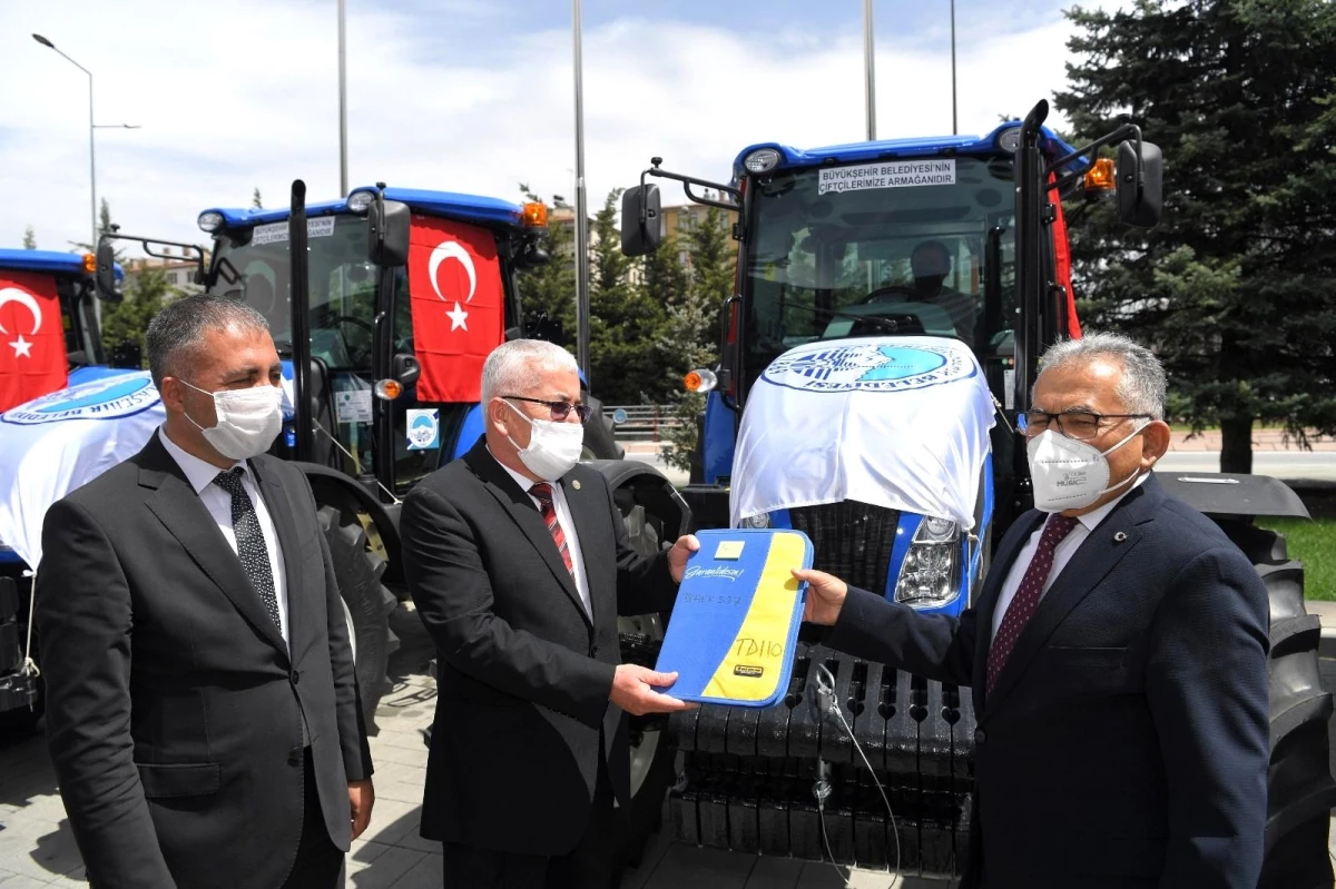 Başkan Büyükkılıç\'tan 5 ilçede çiftçilere traktör desteği